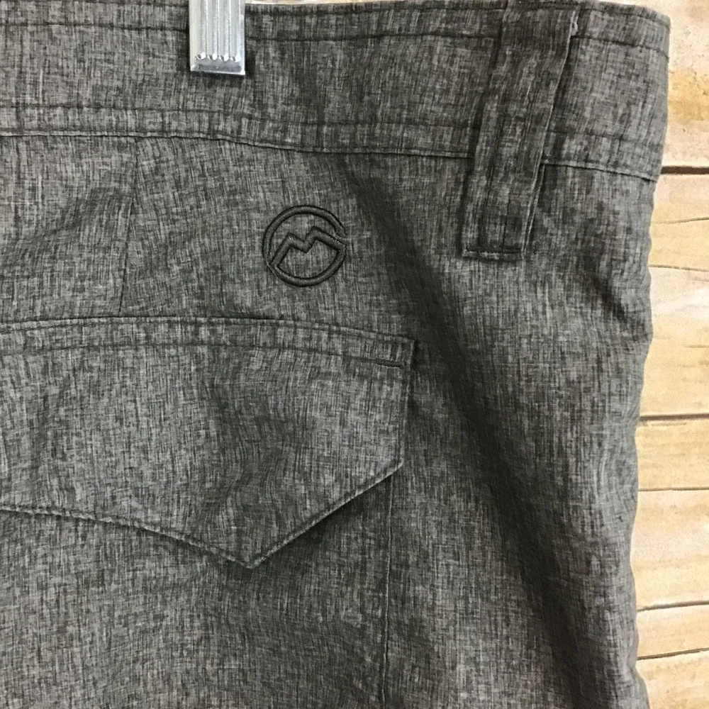 Magellan Outdoors Mens Gray Water Repellent Cargo‎ Shorts Size 40